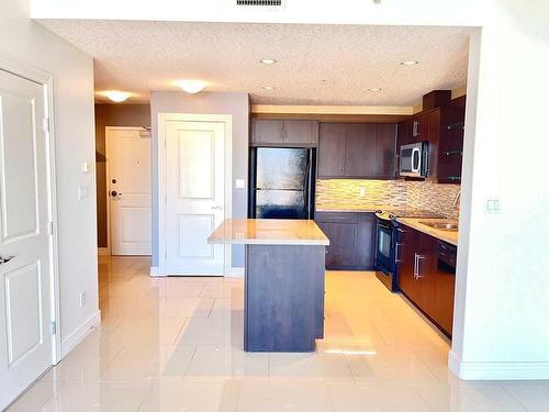 1701-55 Spruce Place Sw, Calgary, AB - Indoor Photo Showing Kitchen With Upgraded Kitchen