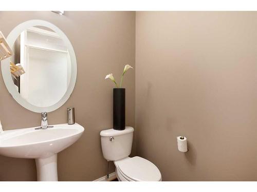 8 Hamptons Place Nw, Calgary, AB - Indoor Photo Showing Bathroom