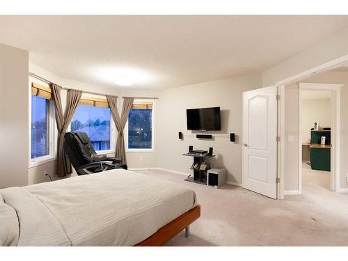 8 Hamptons Place Nw, Calgary, AB - Indoor Photo Showing Bedroom