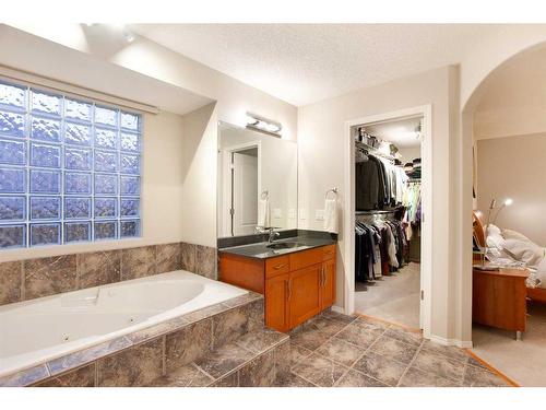 8 Hamptons Place Nw, Calgary, AB - Indoor Photo Showing Bathroom