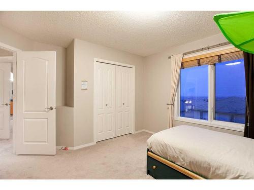 8 Hamptons Place Nw, Calgary, AB - Indoor Photo Showing Bedroom