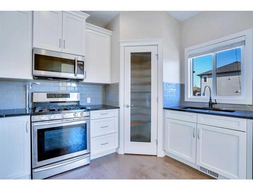 29 Willow Mews, Cochrane, AB - Indoor Photo Showing Kitchen