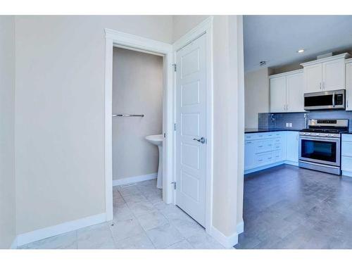 29 Willow Mews, Cochrane, AB - Indoor Photo Showing Kitchen