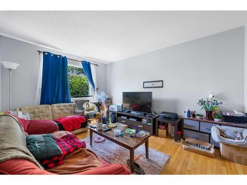 92-6915 Ranchview Drive Nw, Calgary, AB - Indoor Photo Showing Living Room