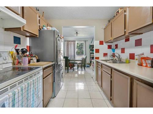 92-6915 Ranchview Drive Nw, Calgary, AB - Indoor Photo Showing Kitchen With Double Sink