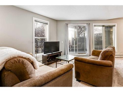 107-117 19 Avenue Ne, Calgary, AB - Indoor Photo Showing Living Room