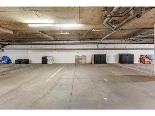 107-117 19 Avenue Ne, Calgary, AB - Indoor Photo Showing Garage