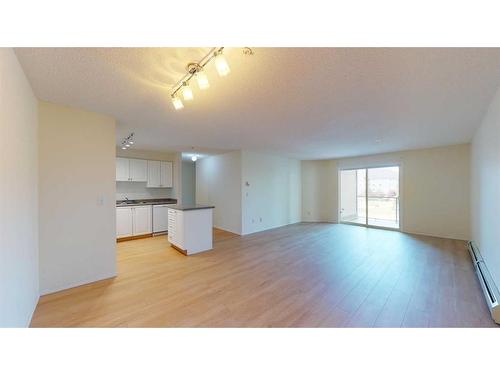 312-4000 Somervale Court Sw, Calgary, AB - Indoor Photo Showing Kitchen