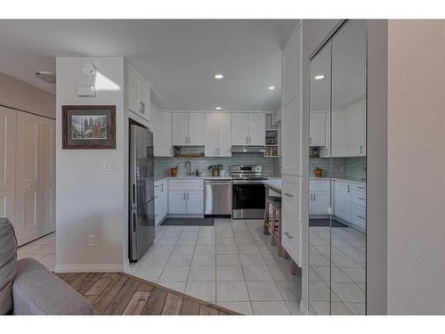 6-713 Mcdougall Road Ne, Calgary, AB - Indoor Photo Showing Kitchen