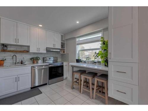 6-713 Mcdougall Road Ne, Calgary, AB - Indoor Photo Showing Kitchen