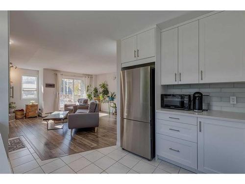 6-713 Mcdougall Road Ne, Calgary, AB - Indoor Photo Showing Kitchen