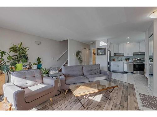 6-713 Mcdougall Road Ne, Calgary, AB - Indoor Photo Showing Living Room