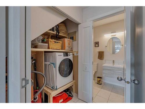 6-713 Mcdougall Road Ne, Calgary, AB - Indoor Photo Showing Laundry Room