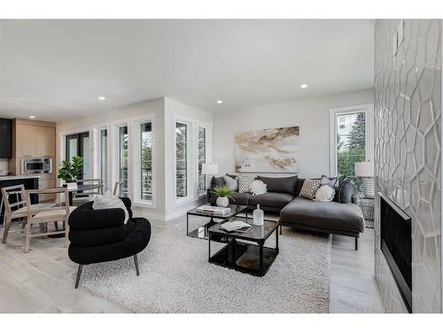 808 Lakewood Circle, Strathmore, AB - Indoor Photo Showing Living Room