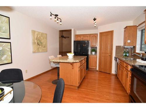 274 Hamptons Park Nw, Calgary, AB - Indoor Photo Showing Kitchen