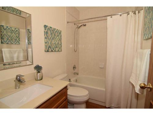 274 Hamptons Park Nw, Calgary, AB - Indoor Photo Showing Bathroom