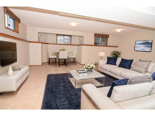 274 Hamptons Park Nw, Calgary, AB - Indoor Photo Showing Living Room