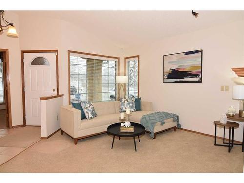 274 Hamptons Park Nw, Calgary, AB - Indoor Photo Showing Living Room