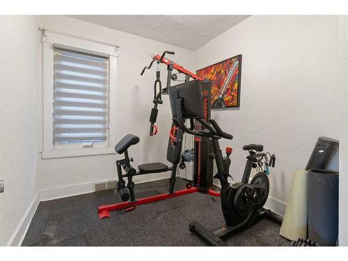 416 7 Street Ne, Calgary, AB - Indoor Photo Showing Gym Room