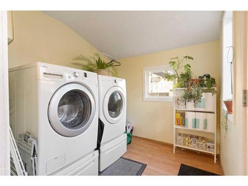 416 7 Street Ne, Calgary, AB - Indoor Photo Showing Laundry Room