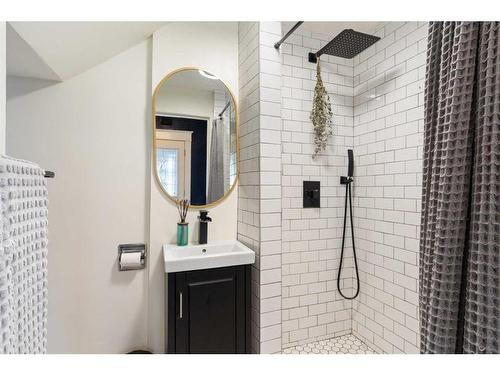 416 7 Street Ne, Calgary, AB - Indoor Photo Showing Bathroom