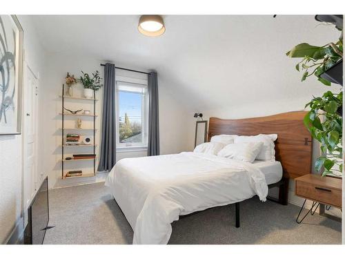 416 7 Street Ne, Calgary, AB - Indoor Photo Showing Bedroom