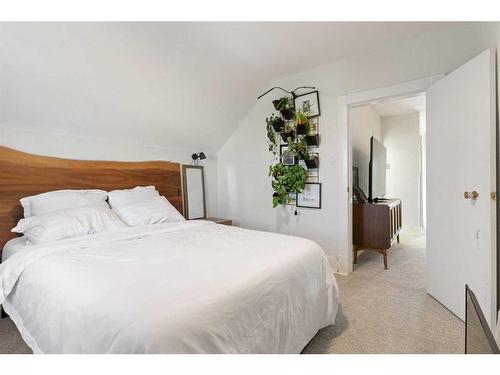 416 7 Street Ne, Calgary, AB - Indoor Photo Showing Bedroom