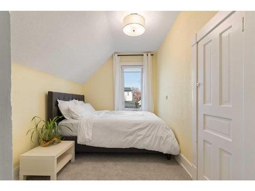 416 7 Street Ne, Calgary, AB - Indoor Photo Showing Bedroom