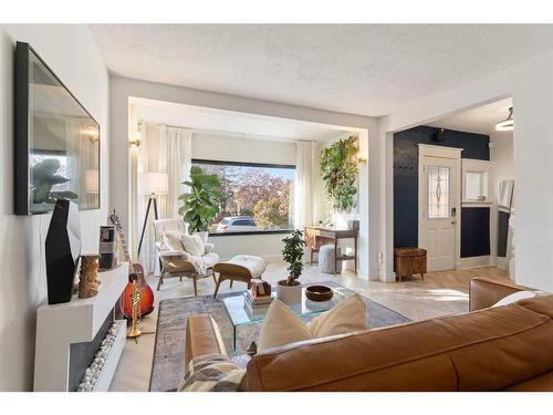 416 7 Street Ne, Calgary, AB - Indoor Photo Showing Living Room