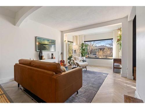 416 7 Street Ne, Calgary, AB - Indoor Photo Showing Living Room