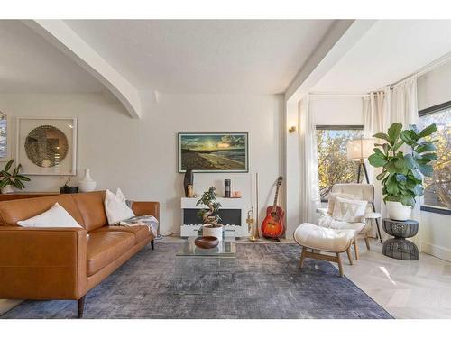 416 7 Street Ne, Calgary, AB - Indoor Photo Showing Living Room