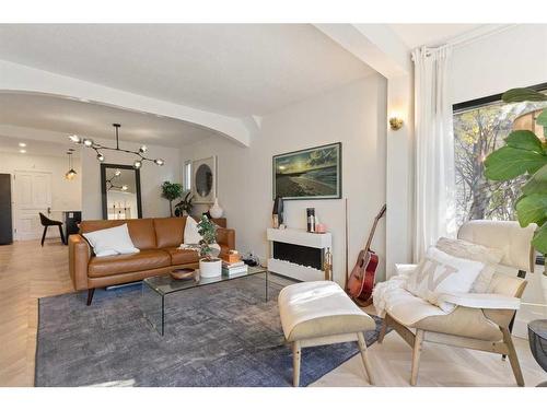 416 7 Street Ne, Calgary, AB - Indoor Photo Showing Living Room