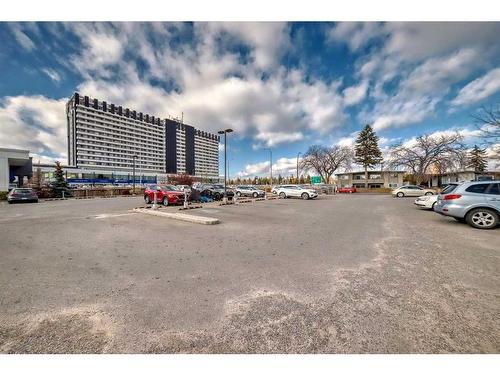 311-920 68 Avenue Sw, Calgary, AB - Outdoor