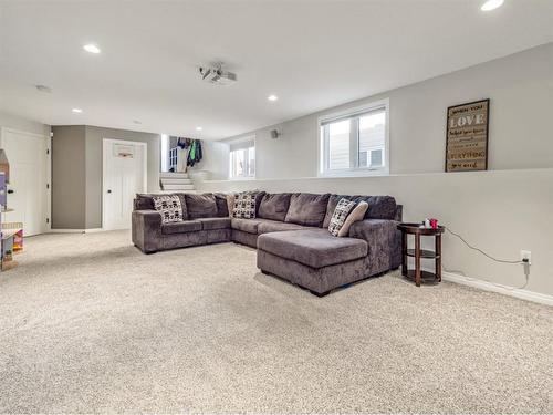 5 Prairie Lake Court, Taber, AB - Indoor Photo Showing Living Room