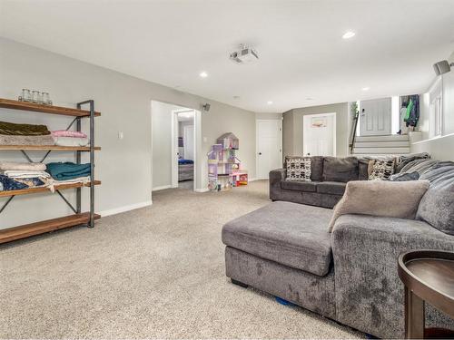 5 Prairie Lake Court, Taber, AB - Indoor Photo Showing Living Room