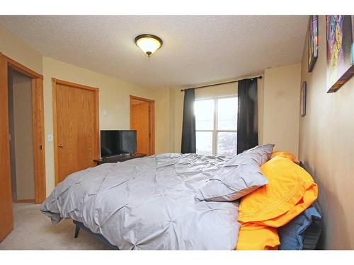 177 Hidden Ranch Road Nw, Calgary, AB - Indoor Photo Showing Bedroom