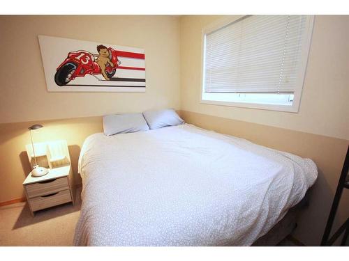 177 Hidden Ranch Road Nw, Calgary, AB - Indoor Photo Showing Bedroom