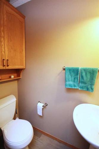 177 Hidden Ranch Road Nw, Calgary, AB - Indoor Photo Showing Bathroom