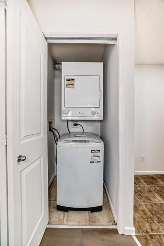 2126-10 Prestwick Bay Se, Calgary, AB - Indoor Photo Showing Laundry Room