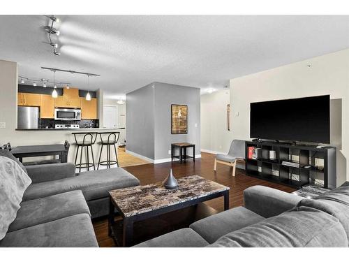 307-2440 34 Avenue Sw, Calgary, AB - Indoor Photo Showing Living Room