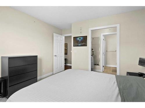 307-2440 34 Avenue Sw, Calgary, AB - Indoor Photo Showing Bedroom