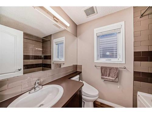 28 Auburn Bay Crescent Se, Calgary, AB - Indoor Photo Showing Bathroom