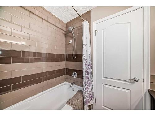 28 Auburn Bay Crescent Se, Calgary, AB - Indoor Photo Showing Bathroom