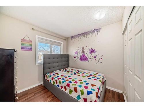 19-4360 58 Street Ne, Calgary, AB - Indoor Photo Showing Bedroom