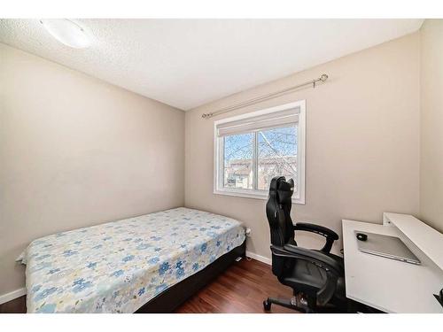 19-4360 58 Street Ne, Calgary, AB - Indoor Photo Showing Bedroom