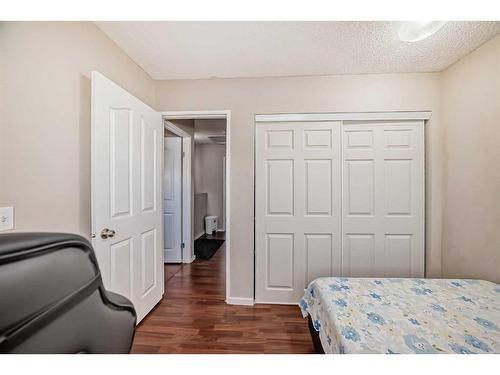 19-4360 58 Street Ne, Calgary, AB - Indoor Photo Showing Bedroom