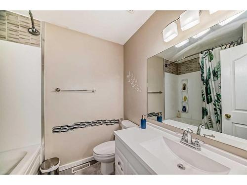 19-4360 58 Street Ne, Calgary, AB - Indoor Photo Showing Bathroom