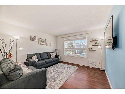 19-4360 58 Street Ne, Calgary, AB - Indoor Photo Showing Living Room