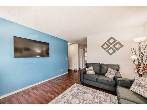 19-4360 58 Street Ne, Calgary, AB - Indoor Photo Showing Living Room