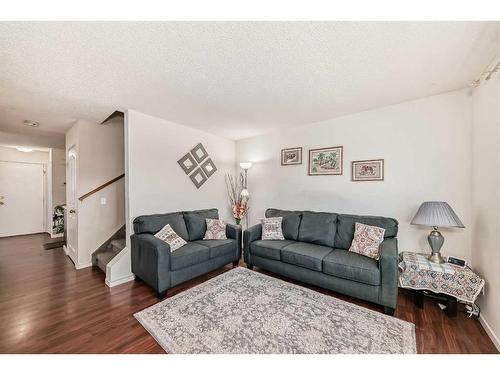 19-4360 58 Street Ne, Calgary, AB - Indoor Photo Showing Living Room